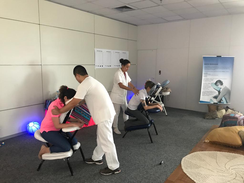 Massagem na cadeira em ambiente corporativo